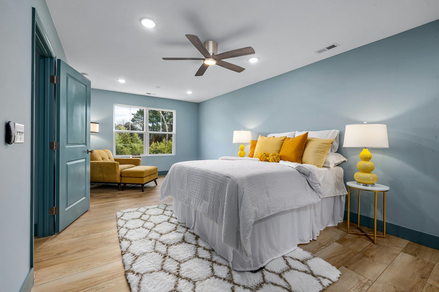 Bedroom That Blends Modern & Simplicity
